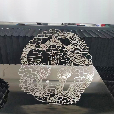 Construir placa de acero inoxidable grabado con láser con plantas cortadas con láser y patrones de animales