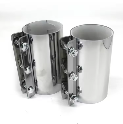 Se trata de una pieza de acero inoxidable con un acoplamiento de tubo de transporte neumático con sello de silicona para el transporte de vacío de pellets de plástico.